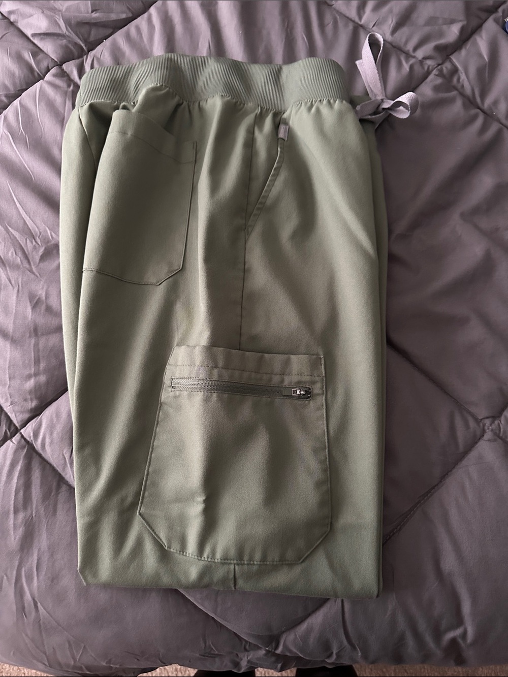 Women’s scrub pants with zipper on cargo pocket with 2 side pockets. Worn once.
